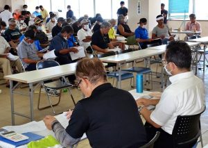 提案議案を可決した通常総会=13日、宮古島漁協