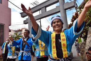 島の繁栄を願うクイチャーを奉納し、宮古島夏まつりが始まった＝21日、漲水神社