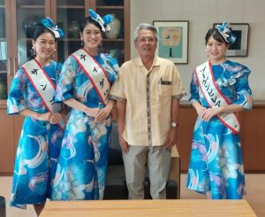 (左から)横川さん、根間さん、座喜味市長、下地さん=27日、市役所