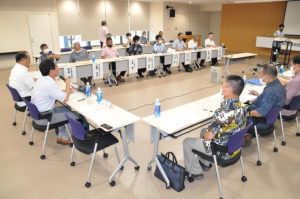 第1回会合後の修正点を確認し意見を交わした市総合都市交通検討委員会=25日、市役所