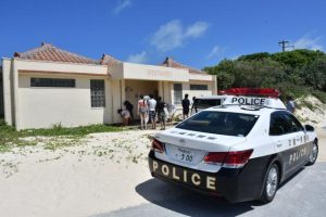 コインシャワーが壊されたシャワー室=8日、前浜ビーチ