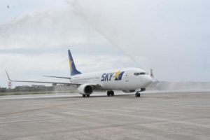 空港用化学消防車2台の放水によるウオーターアーチで初便の到着を出迎えた=1日、下地島空港