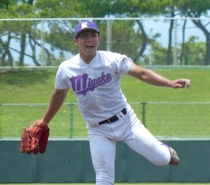 気迫のこもった投球で、三回まで相手打線を１安打無失点に抑えた先発の友利洸星＝１日、Ａｇｒｅスタジアム北谷