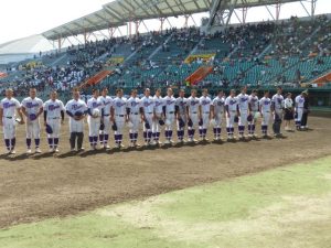 準決勝で敗れ、応援団へあいさつする宮古高校ナイン＝15日、沖縄セルラースタジアム那覇