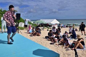 田中さんが大好きなサメについて豊富な知識を披露した「海辺のミライ教室」＝２日、新城海岸