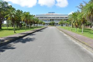 建て替え時に地下施設(シェルター)も整備する方向で進められる市総合体育館=24日、平良東仲宗根