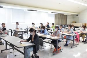 同団体の事業内容などについて説明を受ける参加者ら=18日、県宮古合同庁舎