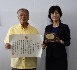 大城教育長（右）に総裁賞受賞を報告した久貝さん＝４日、市役所教育長室