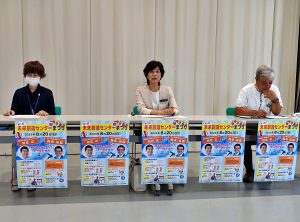 初めて図書館・公民館共同の記念イベントとして「未来創造センターまつり」の開催を発表する大城教育長（中央）＝26日、市未来創造センター研修室
