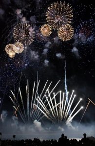 多くの市民らが詰め掛け大迫力の打ち上げ花火を楽しんだ「シークレットプライベート花火」＝7月30日、真謝漁港