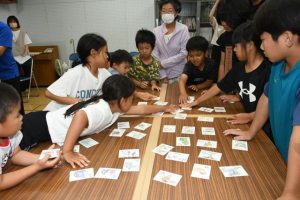 ことわざかるたを楽しむ子どもたち＝27日、宝塚医療大学付属図書館宮古島分館
