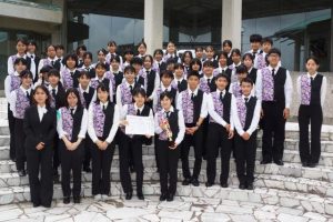 平良中学校吹奏楽部の部員と顧問の前川尚代教諭(最前列左端)=28日、宜野湾市