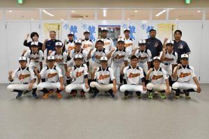 離島甲子園に出場する「宮古島アララガマボーズ」のメンバーら＝10日、市役所
