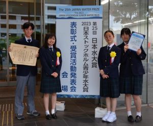 表彰式後にグランプリ受賞の喜びを見せる佐渡山さん(右から2人目)ら「BiO2」のメンバー=6月13日、東京都内(提供写真)