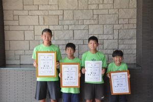 ジュニアトライアスロンで1位、2位となった(左から)稲垣悠花さん、稲垣陽介君、高木大和魂君、稲垣千花さん=24日、宮古毎日新聞社