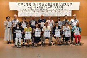 市、市教委、文化協会の関係者らが集い、市民文化祭の参加や来場を呼び掛けた=31日、市役所