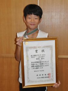 5年800で1位の新里君=1日、久松小学校