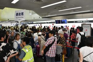 荷物検査に並ぶ利用客で長蛇の列ができた=5日、宮古空港