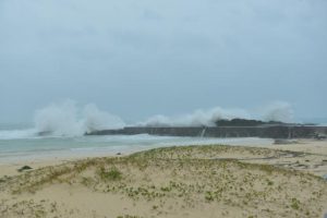 宮古島地方の沿岸の海域では大しけが続いている＝４日午後、伊良部渡口の浜