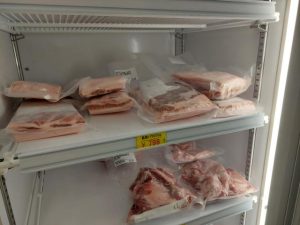 宮古島産豚肉を販売している＝17日、JAあたらす市場
