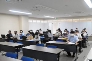 全庁業務量調査などの事前説明会に参加した係長ら=8日、市役所