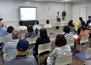 障がいのある子を持つ親に「親なきあと」の課題などについて紹介した講演会＝5日、JTAドーム宮古島