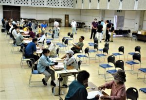 サトウキビ交付金に係る要件審査が始まった＝21日、ＪＡおきなわ宮古地区本部２階大ホール