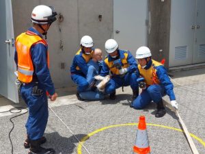 火災現場からの救助訓練を行うはりみずの乗員＝23日、市消防本部