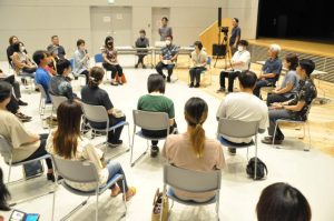 市産業振興局と市民らが地産地消について意見交換した=16日、市未来創造センター