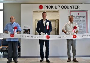 関係者によるテープカットで、先島では初となる購入した免税商品を受け取れるピックアップカウンターの開設を祝った＝23日、宮古空港