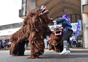 まつりでは各地の伝統芸能が披露される。写真は比嘉の獅子舞＝2022年10月（資料写真）
