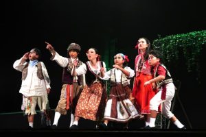 個性豊かなキャラクターを演じた劇団かなやらびの団員たち=19日、マティダ市民劇場