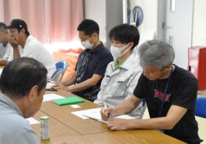 県の担当者が訪れて、漁協役員らに状況を説明した=18日、伊良部漁協