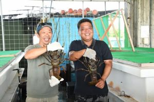来場を呼び掛ける平良部会長（右）と同部会のメンバー＝24日、宮古島漁業協同組合
