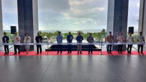 関係者によるグランドオープンのテープカット＝26日、ヒルトン沖縄宮古島リゾート