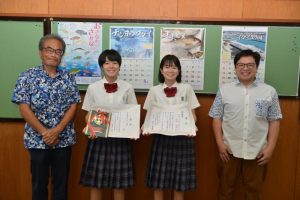 笑顔で全国優勝と奨励賞を受賞した根間さん(右から2人目)と同じく奨励賞を受賞した仲里さん(同3人目)報告受け喜ぶ千葉校長(左)と指導した多良間五八士教諭=16日、宮古総合実業高校