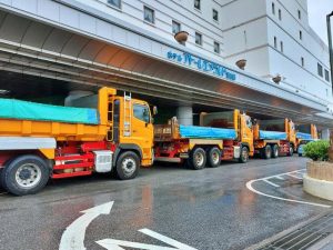 台風対策としてホテル玄関口に大型ダンプ４台が横付けされた＝３日、市内
