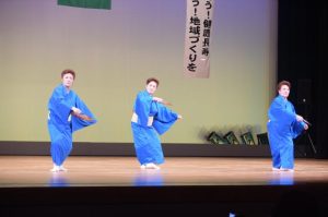 各クラブがそれぞれの持ち味を発揮して多彩な余興を披露した芸能大会＝5日、マティダ市民劇場