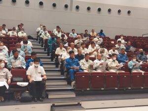 労働者の健康が確保された職場づくりを誓う大会宣言が採択された=7日、市未来創造センター多目的ホール