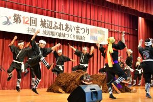 上区の獅子舞などが披露された城辺ふれあいまつり＝３日、城辺公民館
