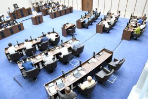 農業委員の任命について多くの議員から質疑が集中した=7日、市議会議場