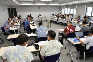 22年度一般会計歳入歳出決算の審査を行う予算決算委員会=8日、市議会全員協議会室