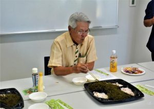 クビレオゴノリを試食する座喜味市長＝１日、市海業センター