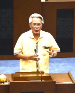 一般質問で平良氏の質問に答える座喜味市長=26日、市議会議場