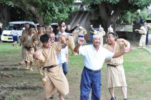 全員でクイチャーを踊り五穀豊穣と無病息災を祈願する住民ら＝29日、砂川公民館