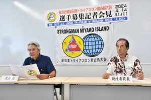 大会をPRし、多くの選手の出場を呼び掛ける座喜味大会長(左)と砂川恵助競技委員長=29日、市役所