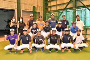 練習をスタートさせ成長に意欲を見せる宮古島ドリームズ18期生たち＝３日、平良多目的屋内運動場