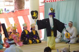 長寿の大主が妻や子、孫を連れ豊年を感謝し踊りを踊った＝23日、塩川・ピトゥマタ御願所
