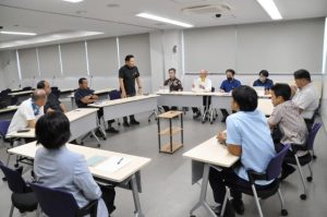 第1回委員会で正副委員長の互選を行った農業委員会候補者の選考に対する調査特別委員会=27日、市議会全員協議会室