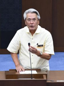 農業委員の選定についての見解を述べる座喜味市長＝20日、市議会議場